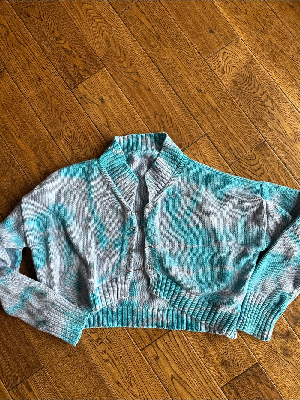 Tie-Dye Cropped Knit Sweater Cardigan - Blue medium. Safety pins